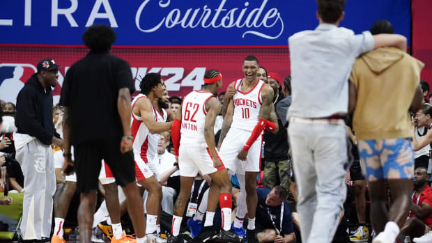 Houston Rockets forward Jabari Smith Jr. (10) celebrates with teammates after defeating the Portland Trail Blazers at Thomas & Mack Center.
